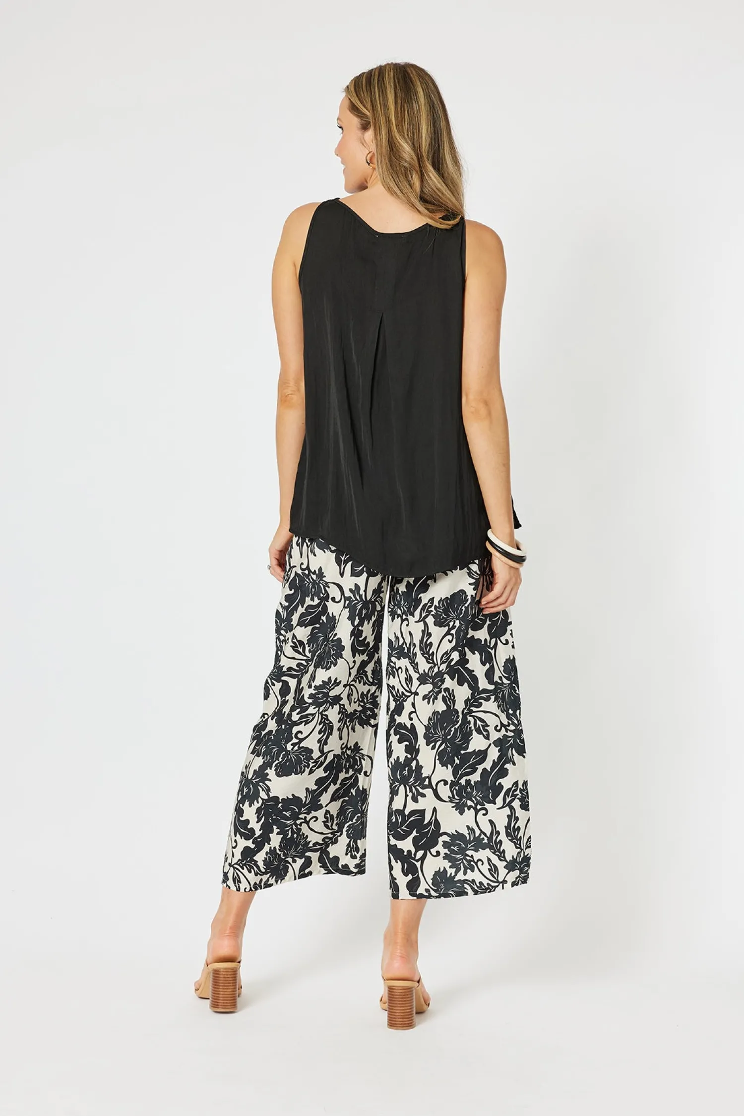 Best Traveller Luxe Cami - Black - HV4 Shirts & Tops